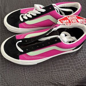 Vans purple and black new with tags ! 4.5 men 6 women en